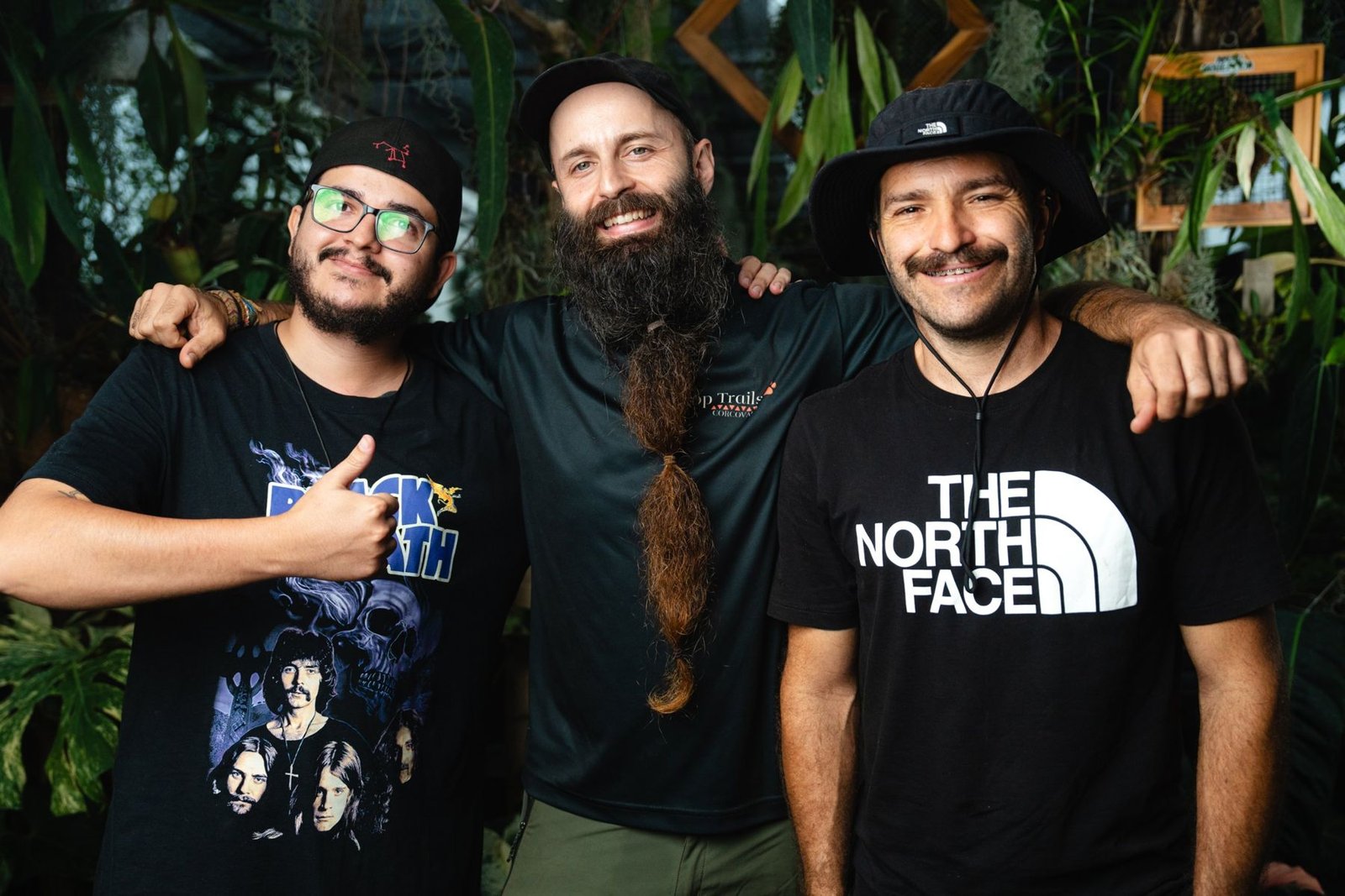 Los tres presentadores de Señoras de las Plantas, abrazados en el vivero